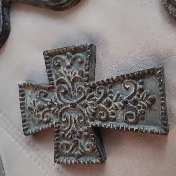 Other - Vintage 4 piece cross decor hanging set made in China ornate cast iron
